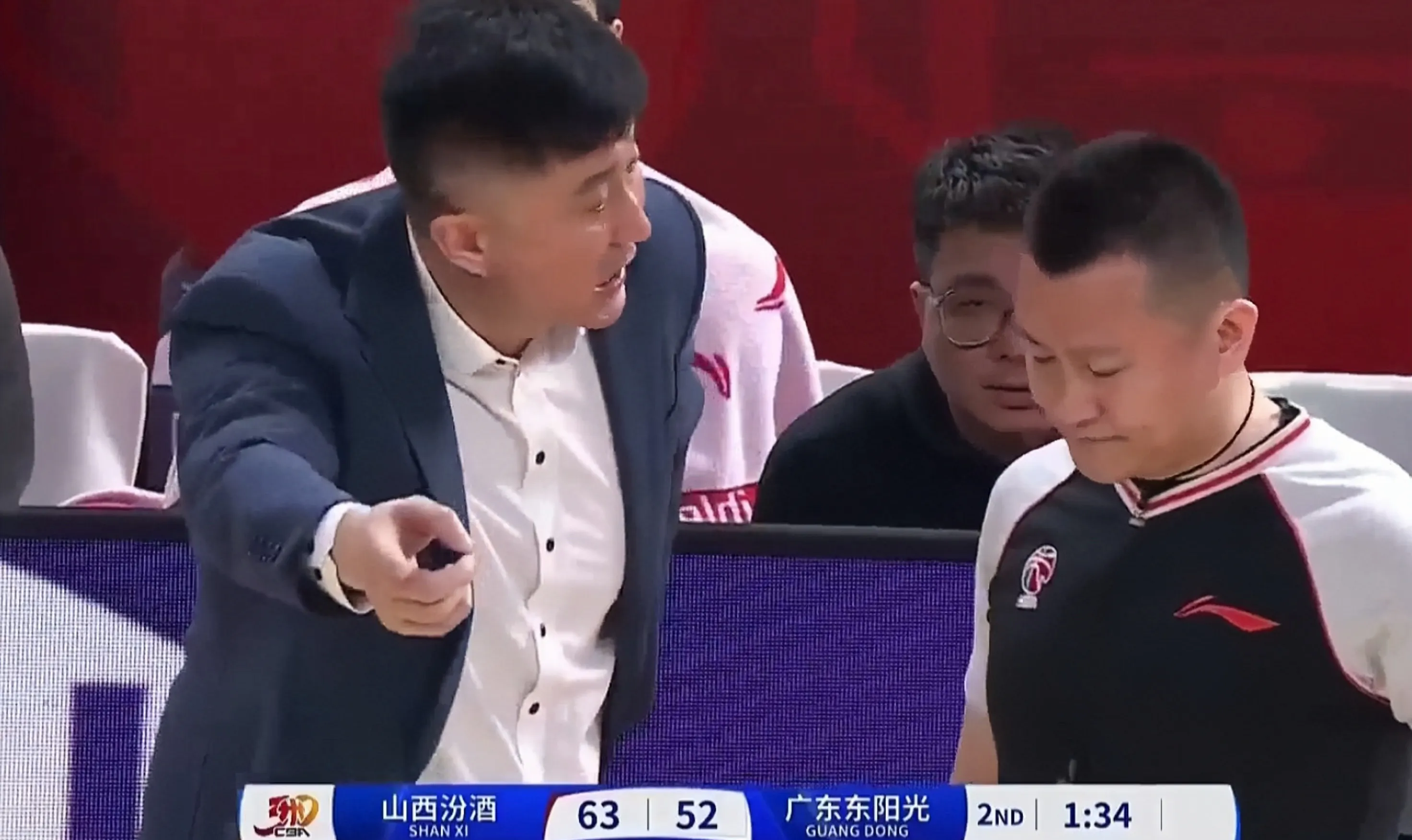 雷速官网-红牌事件引发球员争议，裁判面临压力