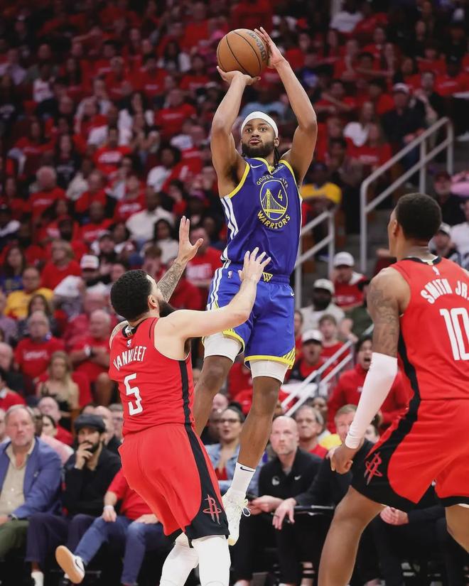 雷速官网下载-勇士惨败马刺，季后赛希望一片乌云